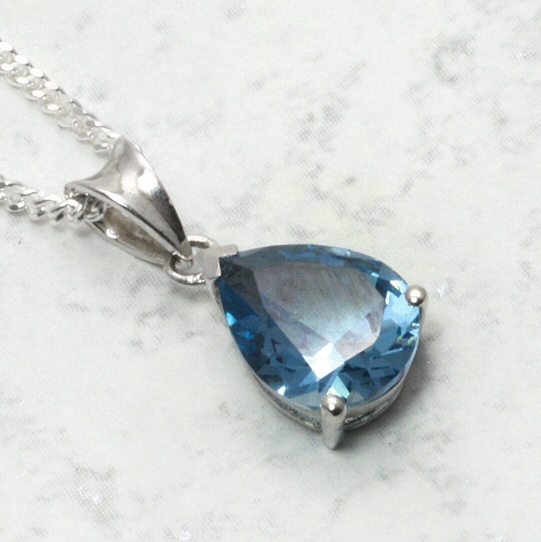 Collana Con Ciondolo Acquamarina A Goccia Carati 0.87 E Diamante Gioielloro 25853 Zoom Collana Con Ciondolo Acquamarina A Goccia Carati 0.87 E Diamante Gioielloro 25853 Zoom