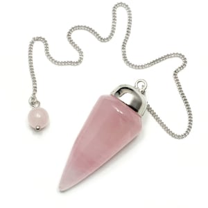 Può includere: Un pendolo di quarzo rosa rosa con una catena d'argento e una piccola perla di quarzo rosa rosa alla fine della catena.