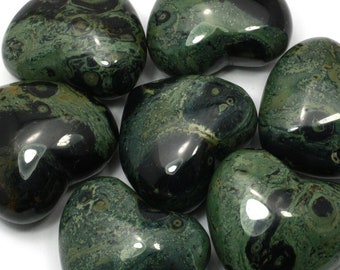 Puede incluir: Siete piedras en forma de corazón de color verde y negro con un patrón de mármol.