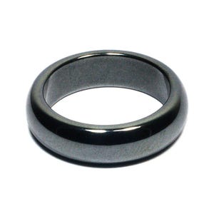 Könnte beinhalten: Ein glatter, polierter Ring mit dunkelgrauer, metallischer Optik. Das Band hat ein abgerundetes, gewölbtes Profil und eine hochglänzende Oberfläche, die das Licht auf der gesamten gekrümmten Fläche reflektiert und einheitlich wirkt.