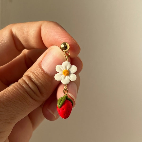 Mini Erdbeer Fimo Ohrringe - Gänseblümchen Erdbeer Ohrringe - Florale Erdbeer Ohrringe