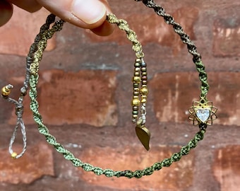 Treccina per capelli in macramè con cuore e pendenti