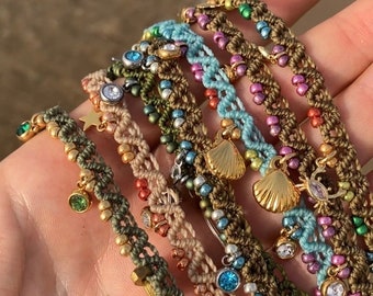 Tobilleras de macramé con cuentas y dijes