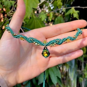 Collana Girocollo Donna Con Cristallini Colorati E Charms In Acciaio Dorato – Scegli Il Tuo Ciondolo (sole, Rosa, Cuore, Ginkgo...)