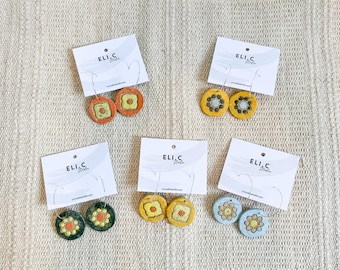 Handgemachte Keramik Ohrhänger | Peranakan-inspirierte bunte Blumen-Keramik-Ohrringe