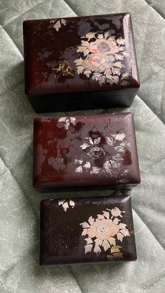 Three lacquered nested nesting decorated boxes. - image 1