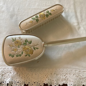 Conjunto de penteadeira de duas peças com rosas bordadas à mão.