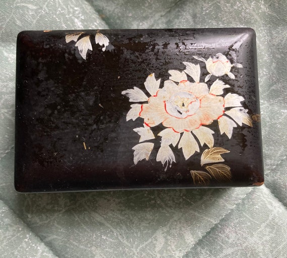 Three lacquered nested nesting decorated boxes. - image 4