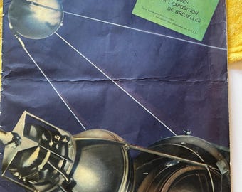 Puede incluir: Una portada de revista vintage con una ilustración en blanco y negro de un satélite en órbita. La revista se titula "L'UNION SOVIÉTIQUE" y el texto "LES SPOUTNIKS SOVIÉTIQUES A L'EXPOSITION DE BRUXELLES" es visible en un recuadro verde.