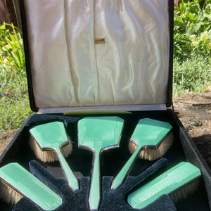 Conjunto de penteadeira Guilloche vintage de 6 peças, em sua caixa original.