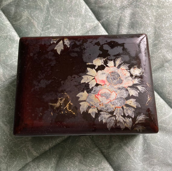 Three lacquered nested nesting decorated boxes. - image 6