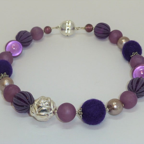 Statementkette Violett Silber mit Magnetverschluss , Bib-Kette, Geschenk für Sie, Filzkette