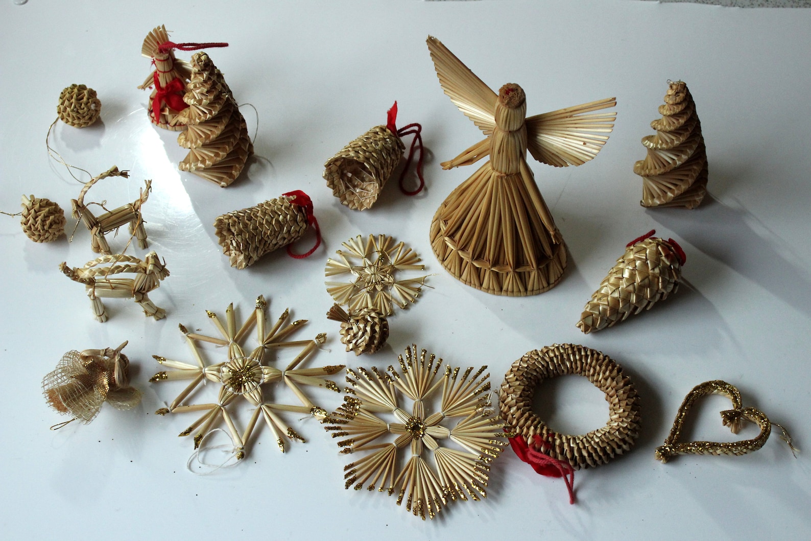 18 beautiful straw stars straw angels vintage with decorations, handmade, mid century, straw christmas ornaments - set of 18