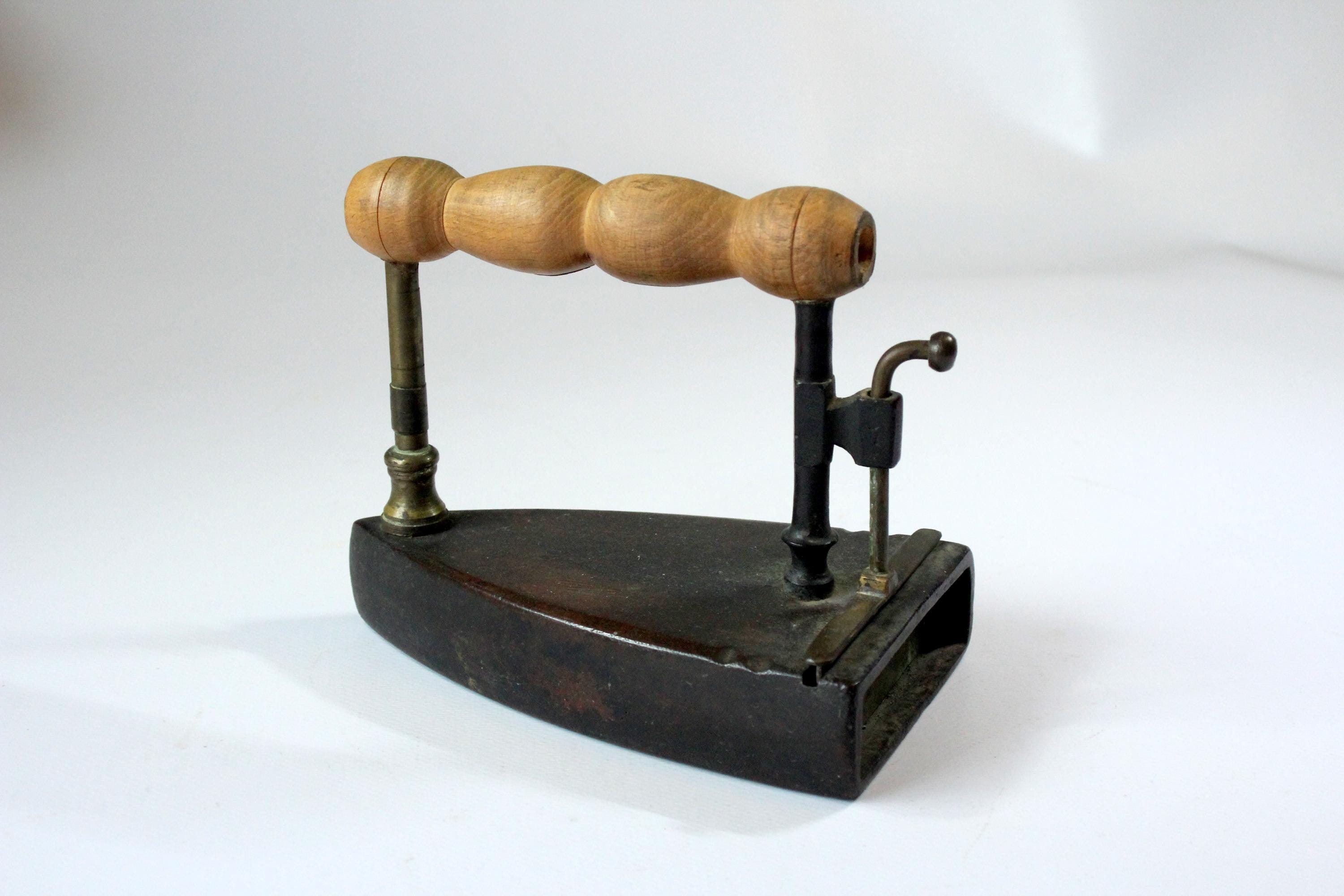 Lot De 4 Fers à Repasser Vintage 1920 – Tiges Hickory – Sacoche Tuyau Poêle