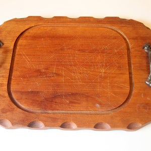 Grote snijplank van massief hout met handgrepen, snackplank, serveerplank, broodplank met sapgoot, vintage snijplank uit het midden van de vorige eeuw, houten dienblad