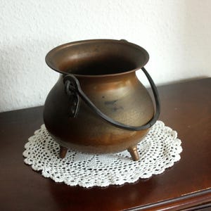 Medium-sized hammered copper cauldron with wrought iron handle, witch's cauldron, flower pot, planter, 20 cm wide including handle, vintage copper planter