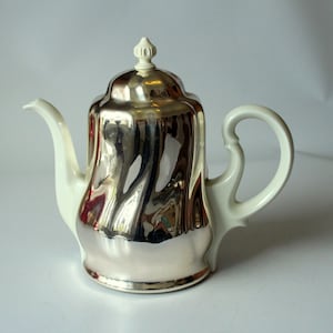 Cafetera de porcelana HKE de alta calidad con tapa calentadora de metal plateado. Cafetera vintage de mediados de siglo con tapa calentadora de metal aislante.