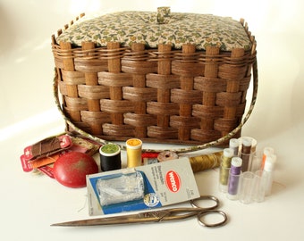 Nice little sewing basket from the 1970s with a little accessory, sewing box rattan, wood, fabric, mid century, small sewing basket