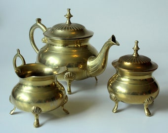 Wunderschöne Teekanne Metall vergoldet - innen versilbert -  auf Füßen, mit Milchkännchen und Zuckerdose, mid century
