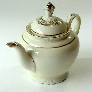 Hochwertige Teekanne aus bayrischem Qualitäts-Porzellan Elfenbein Gold - Vintage, mid century, porcelain teapot with gold accents