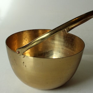 Heavy brass planter with handle Planter from the 1960s - Vintage - mid century - solid brass planter with handle