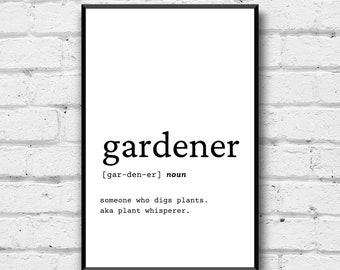 Puede incluir: Un cartel enmarcado en negro con la palabra "gardener" en negrita y en negro. Debajo, la definición dice: "someone who digs plants. aka plant whisperer." El cartel está sobre un fondo blanco y enmarcado en negro, sobre una pared de ladrillos blancos.