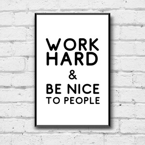 以下が含まれることがあります： 白地に「一生懸命働き、人に優しく」というテキストが書かれた白黒のモチベーションポスターです。