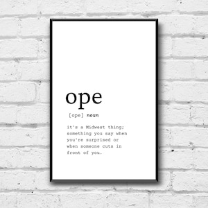 Peut inclure: Une impression murale d'art imprimable en noir et blanc avec la définition du mot "ope" comme une chose du Midwest ; quelque chose que vous dites lorsque vous êtes surpris ou lorsqu'une personne vous coupe la route.