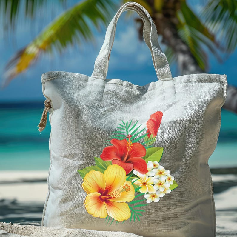 Puede incluir: Una bolsa de lona blanca con un dise&ntilde;o floral con flores de hibisco rojas, amarillas y blancas. La bolsa tiene un cierre de cord&oacute;n y es perfecta para llevar los art&iacute;culos esenciales del d&iacute;a a d&iacute;a.