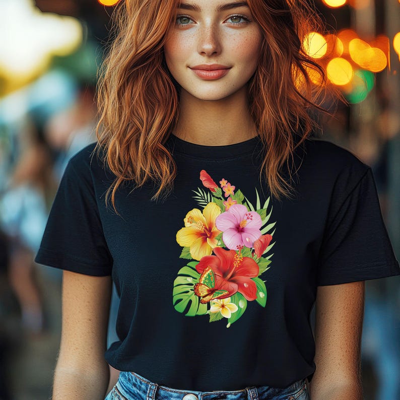 Puede incluir: Camiseta negra con estampado floral de colores con flores de hibisco, hojas verdes y una mariposa.