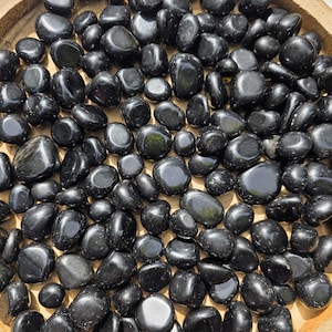 Obsidiana Negra Rodada: Cristal de Conexión a Tierra y Protección para la Limpieza Energética, el Trabajo con la Sombra, la Sanación del Chakra Raíz y la Liberación Emocional.