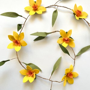 Felt Daffodil Flower Garland- Spring Home decor, Easter, daffodils, wired felt flowers, table decoration, spring decor, spring flowers