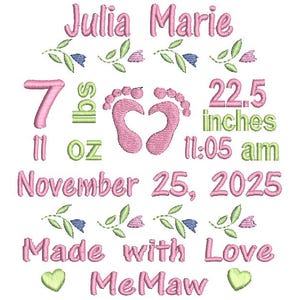 Może przedstawiać: Haftowany wzór w kolorze różowym i zielonym z tekstem "Julia Marie", "7 lbs 11 oz", "22.5 inches", "11:05 am", "November 25, 2025", "Made with Love MeMaw" i dwoma sercami.