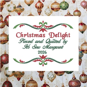 Puede incluir: Una etiqueta de tela blanca con texto bordado que dice Christmas Delight, Pieced and Quilted by It's Sew Margaret, y 2026, enmarcado por adornos verdes y rojos, sobre un fondo de varios adornos navideños.