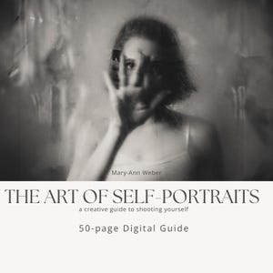Könnte beinhalten: Schwarz-Weiß-Bild mit einem verschwommenen Porträt einer Person, teilweise verdeckt von einer Hand. Der Text "THE ART OF SELF-PORTRAITS" ist darunter zu sehen, zusammen mit "a creative guide to shooting yourself" und "50-page Digital Guide".