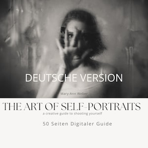 Könnte beinhalten: Schwarz-weiß Buchcover mit einem verschwommenen Bild einer Person, die ihr Gesicht teilweise mit der Hand verdeckt. Der Titel lautet "THE ART OF SELF-PORTRAITS" mit dem Untertitel "a creative guide to shooting yourself". Der Text "50 Seiten Digitaler Guide" ist ebenfalls vorhanden.