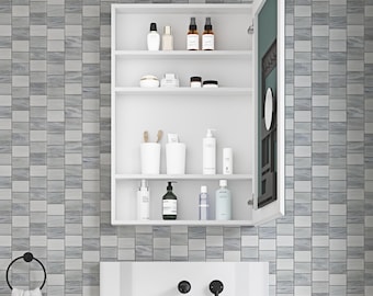 Könnte beinhalten: Weißer Badezimmer-Schrank mit einer Spiegeltür und drei Regalen. Die Regale sind mit verschiedenen Toilettenartikeln gefüllt, darunter Flaschen, Gläser und Tuben.
