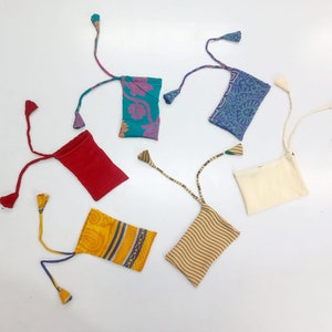 25 peças de sacos de seda reciclada, saco com cordão, pacote de joias, sacos de lembrancinhas de casamento, embalagem de produto ecológica, bolsa usando tecido de sari reciclado