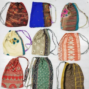 Ensemble de 25 sacs en soie recyclée - fabriqués à partir de tissu sari recyclé et fabriqués par des femmes qualifiées et autonomes