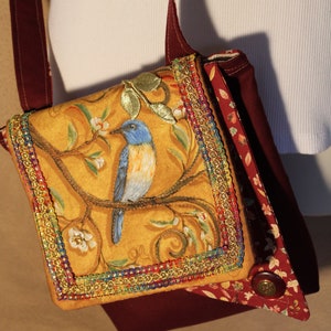 Bandolera con solapa de pájaro azul