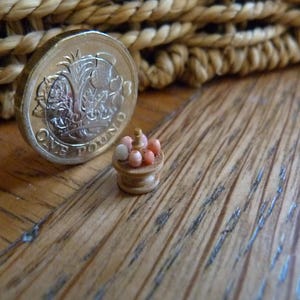 Suporte para ovos em miniatura para casa de bonecas em escala 24, torneado à mão em caixa de madeira com 6 ovos torneados individualmente à mão em osso. OOAK Miniaturas. 1 24 minutos