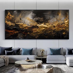 Peut inclure: Œuvre d'art abstraite avec un design texturé or et noir. L'œuvre présente un fond sombre avec des accents dorés et blancs, créant une ambiance dramatique et luxueuse. L'œuvre est encadrée dans un cadre noir.