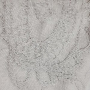 Pu&ograve; includere: Tessuto bianco con un motivo tessuto testurizzato. Il tessuto presenta un design goffrato sottile che ricorda una serie di cerchi sovrapposti.