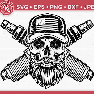 以下が含まれることがあります： アメリカの国旗のデザインが施された野球帽をかぶった骸骨の白黒のイラスト。骸骨はあごひげと口ひげを生やしており、2本のスパークプラグで交差しています。