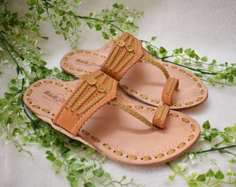 Femmes Tan Gold Indian Wedding Slippers & Sandales en cuir pour mariage à la plage, mariage boho, pantoufles de mariée, cadeaux de demoiselle d’honneur, vêtements quotidiens