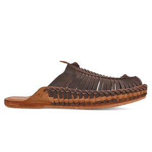 Mules en cuir marron foncé pour hommes chaussures de mariage, style tissé, cadeau fait main pour lui, sandales huarache garçons d'honneur, huaraches en cuir pour hommes image 3