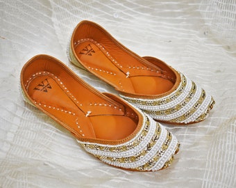 Juttis en cuir blanc cassé faits à la main pour femmes - Ornés de perles et de broderies - Chaussures indiennes traditionnelles