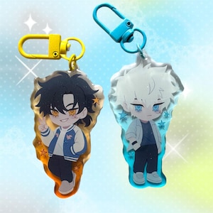 Può includere: Due portachiavi in acrilico in stile anime. Un portachiavi presenta un personaggio con capelli neri, una giacca blu e bianca e occhi arancioni. L'altro ha un personaggio con capelli bianchi, una giacca bianca e occhi blu. Entrambi hanno stelle.