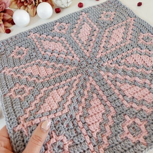 Overlay mozaïek gehaakt in toeren vanuit het midden naar buiten motiefpatroon GLORIOUS BLOOM. Telpatroon en geschreven patroon