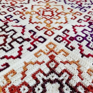 Patrón de mosaico de crochet Not A Grandma Square. Gráficos, patrón escrito y videotutorial